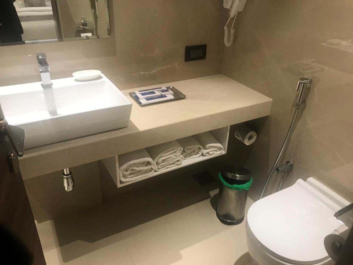 The International By Tunga Hotel Мумбай Екстериор снимка